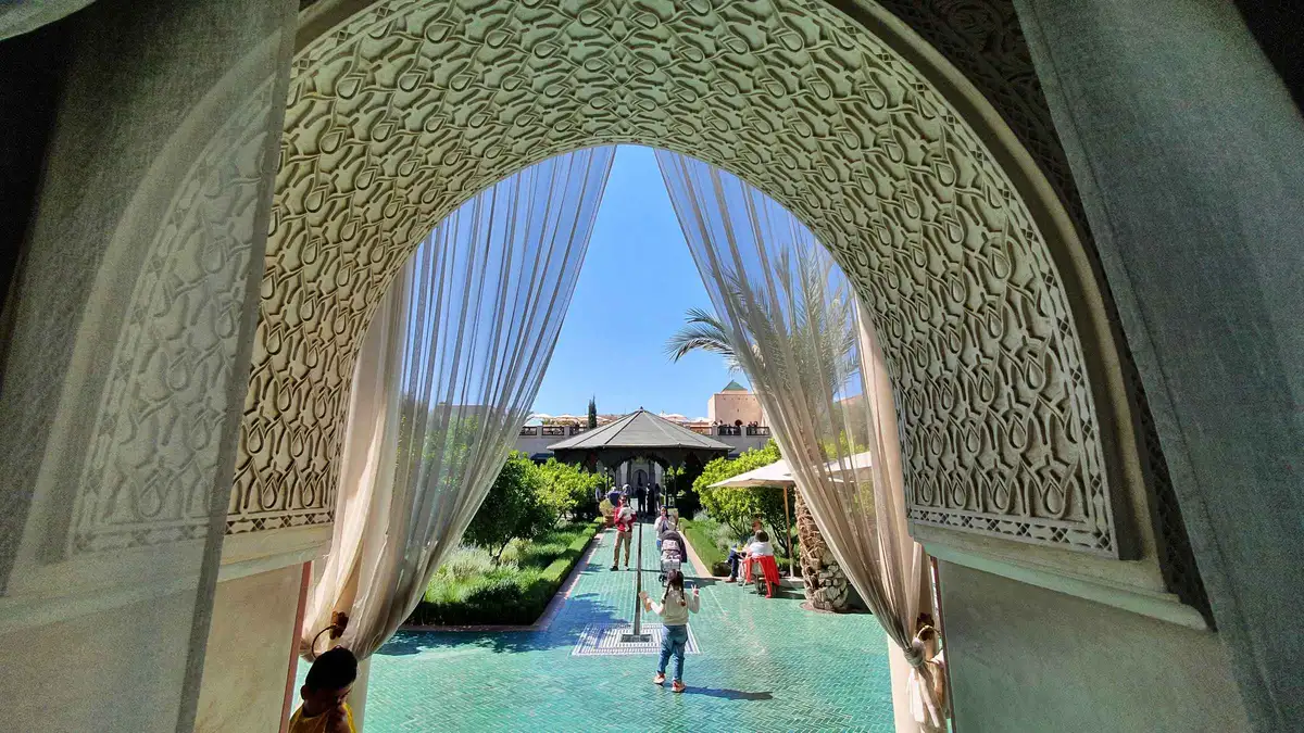 Private guide and visitor pausing under a keyhole arch in the old town on a tailor-made private medina tour in Marrakech
